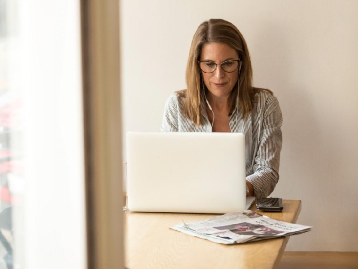 Business woman on laptop